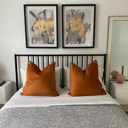 Clearbrooke Gem- Bright Private Bedroom Close To Yyz โตรอนโต ภายนอก รูปภาพ